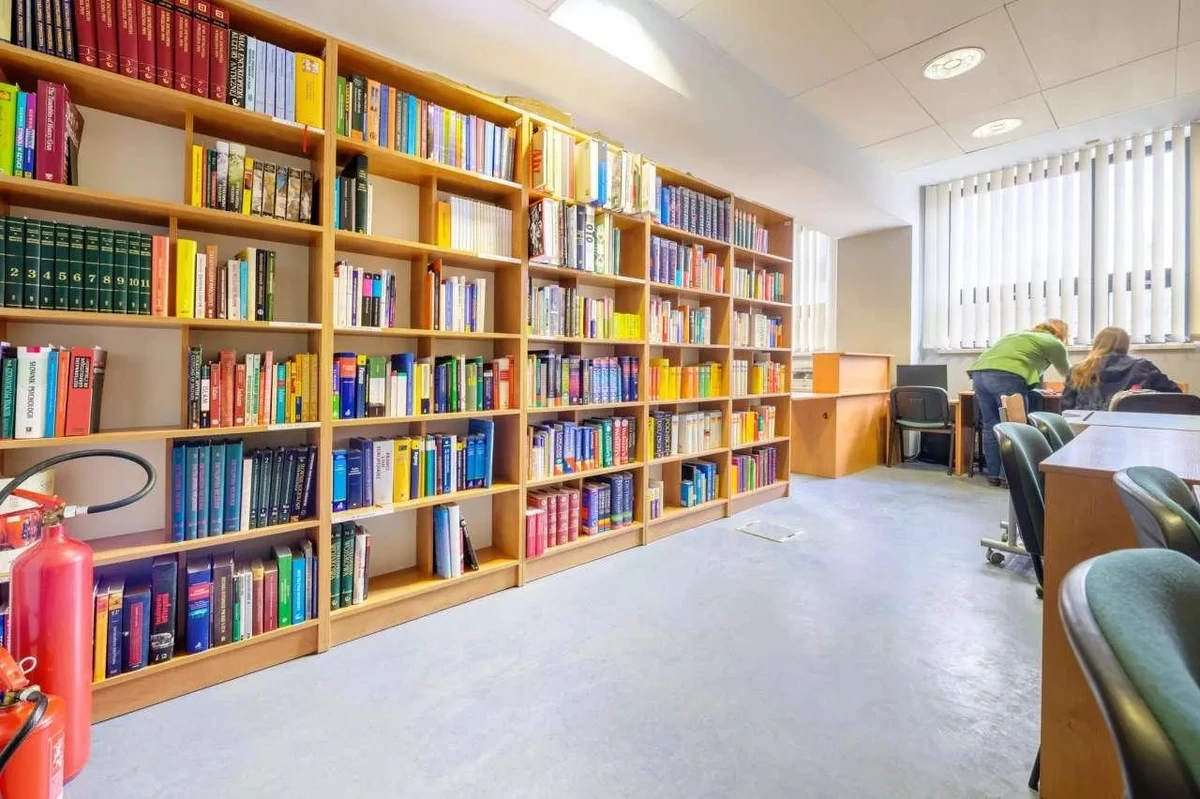 kampus-uniwersytetu-SWPS-Krakow-biblioteka