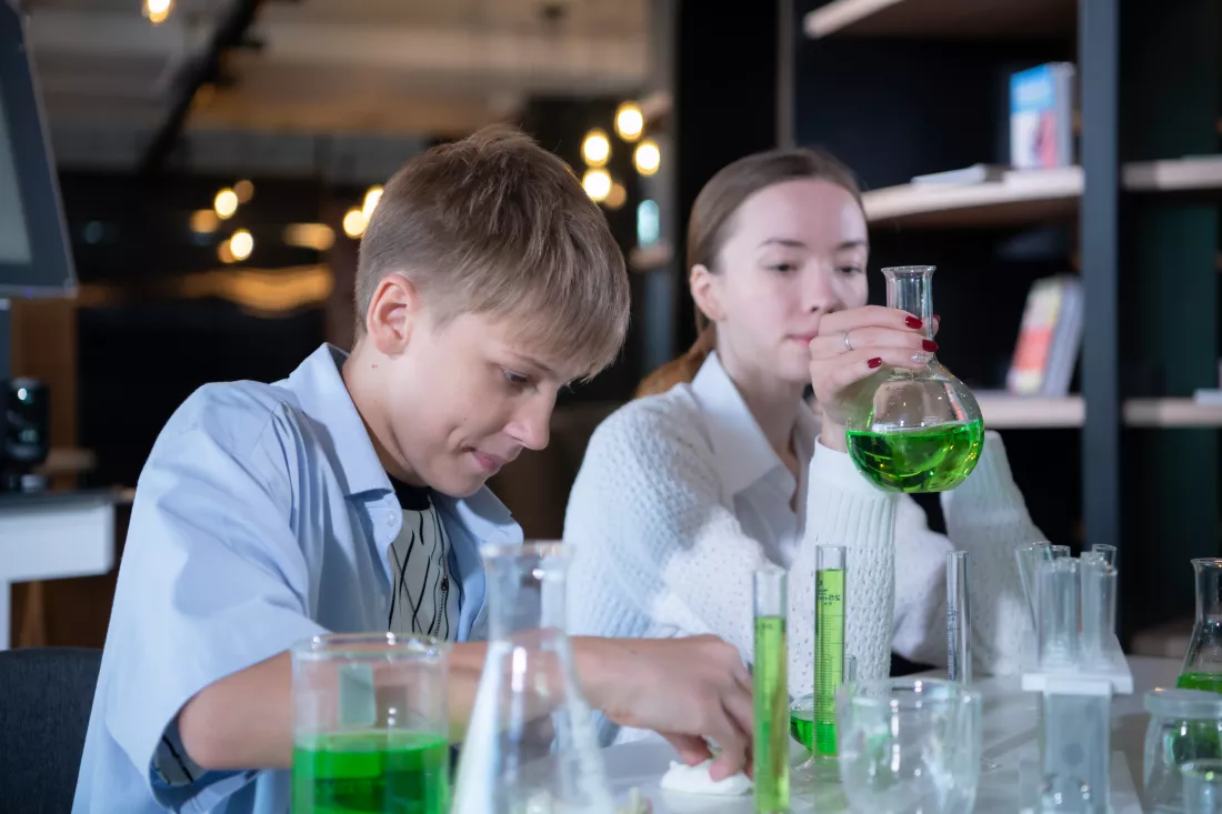 science-classroom-helps-students-learn-observe-investigate-experiment-about-natural